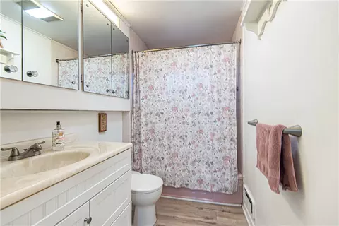 Bath - 38 Meadowcrest Dr, Riverside, RI 02915 photo 1 of 1