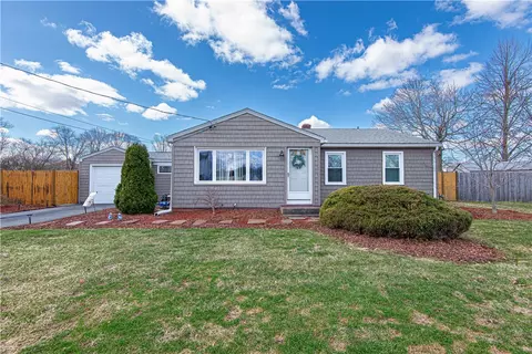 38 Meadowcrest Dr, Riverside, RI 02915