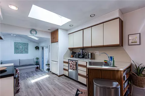 Kitchen - 38 Meadowcrest Dr, Riverside, RI 02915 photo 4 of 5