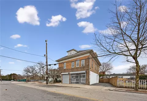 556 Admiral St, Providence, RI 02908