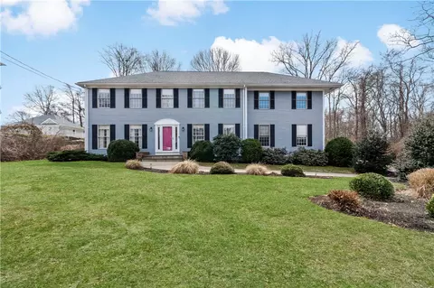 32 Starr Dr, Narragansett, RI 02882