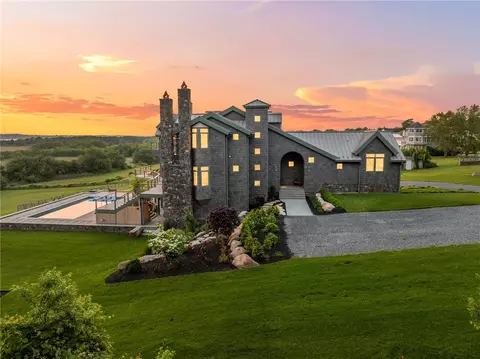 82 Nonquit Ln, Tiverton, RI 02878