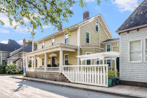 17 Old Beach Rd, Newport, RI 02840
