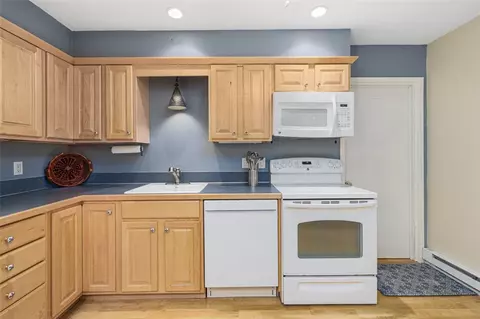 Kitchen - 302 Chatham Cir, Warwick, RI 02886 photo 4 of 5