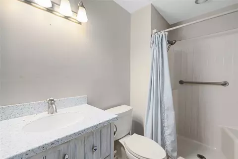 Bath - 302 Chatham Cir, Warwick, RI 02886 photo 1 of 4