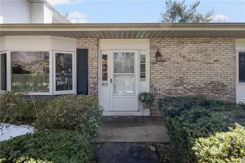 302 Chatham Cir, Warwick, RI 02886