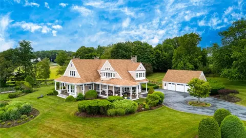 15 Courageous Cir, Bristol, RI 02809