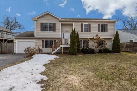 86 Bethel St, Warwick, RI 02889