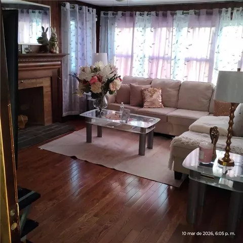 197 Enfield Ave, Providence, RI 02908