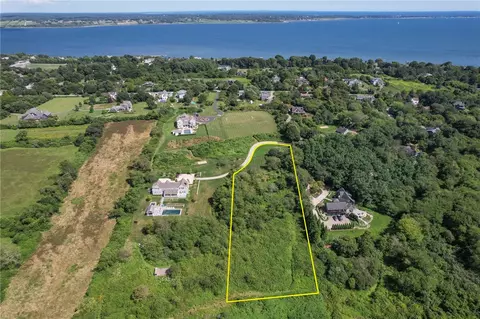 100 Summerfield Ln, Middletown, RI 02842