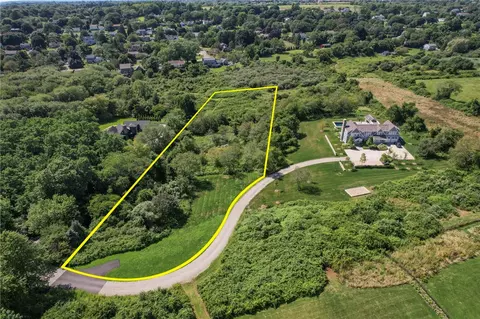 100 Summerfield Ln, Middletown, RI 02842