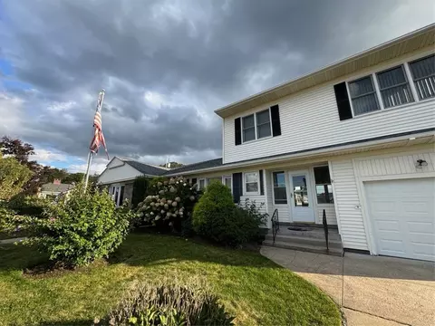 13 Ivanhoe St, Johnston, RI 02919