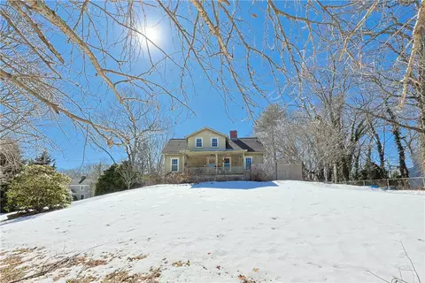 29 N Lake Dr, Barrington, RI 02806