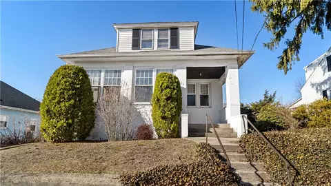 137 Colonial Ave, Cranston, RI 02910