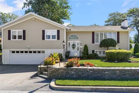 105 Coldbrook Dr, Cranston, RI 02920