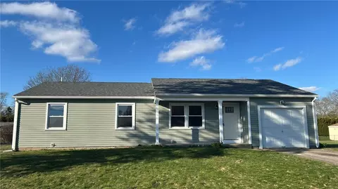 10 Wagon Wheel Ln, Woonsocket, RI 02895
