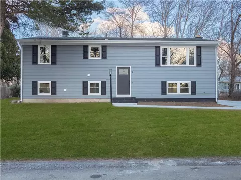2 Sandalwood Ct, Coventry, RI 02816