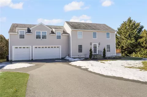 136 Corporate Pl, Middletown, RI 02842