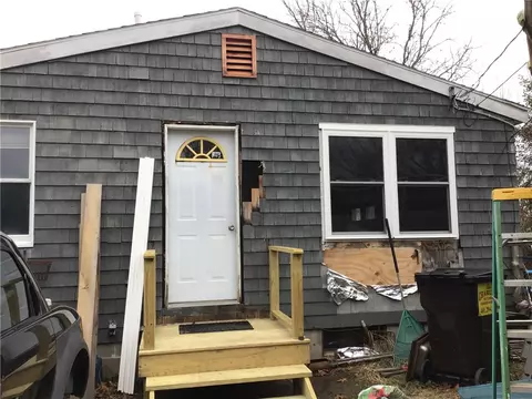 41 Enfield Ave, North Kingstown, RI 02852