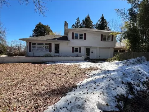28 Hill Top Dr, East Greenwich, RI 02818