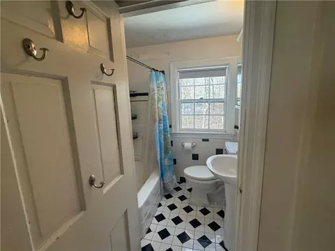 Bath - 15 Link St, Warwick, RI 02886 photo 1 of 2
