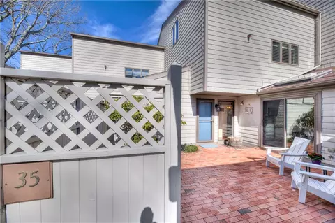 35 Seabreeze Ln, Bristol, RI 02809