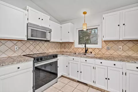 Kitchen - 6 Tennyson Rd, Warwick, RI 02888 photo 4 of 4