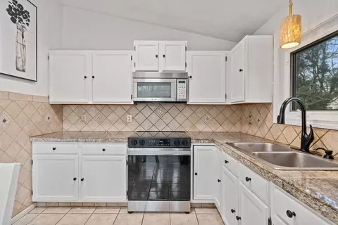 Kitchen - 6 Tennyson Rd, Warwick, RI 02888 photo 3 of 4