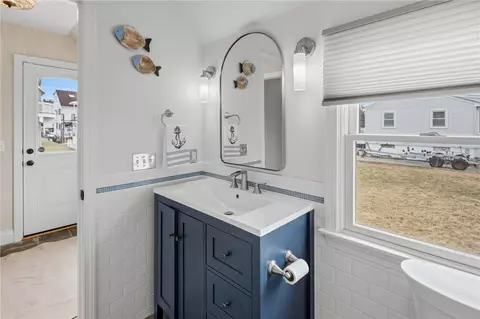 Bath - 360 Shawomet Ave, Warwick, RI 02889 photo 1 of 3
