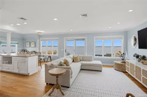 Living - 360 Shawomet Ave, Warwick, RI 02889 photo 3 of 4