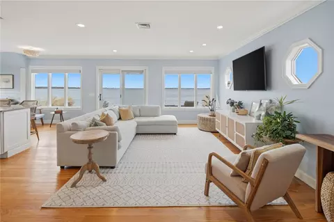 Living - 360 Shawomet Ave, Warwick, RI 02889 photo 1 of 4