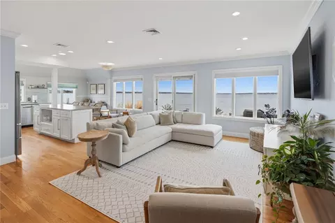 Living - 360 Shawomet Ave, Warwick, RI 02889 photo 2 of 4