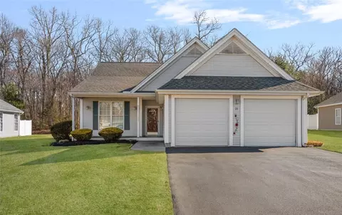 21 Cambridge Cir, Smithfield, RI 02917
