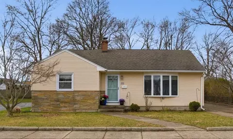 80 Maplecrest Dr, Pawtucket, RI 02861