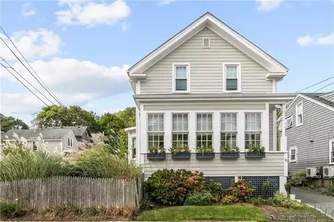 75 Roseneath Ave, Newport, RI 02840