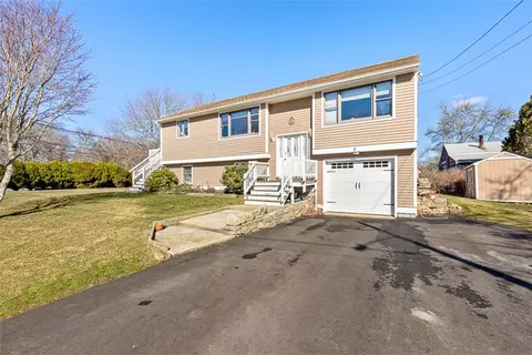 4 Wayne St, Narragansett, RI 02882