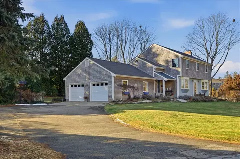 117 Lawrence Dr, Portsmouth, RI 02871