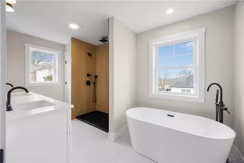 Bath - 89 St Agnes Ave, Woonsocket, RI 02895 photo 4 of 9