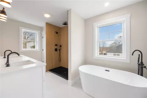 Bath - 89 St Agnes Ave, Woonsocket, RI 02895 photo 7 of 9