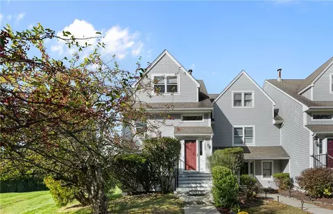 1505 Fairway Dr, Middletown, RI 02842