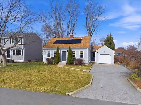 85 Gillan Ave, Warwick, RI 02886