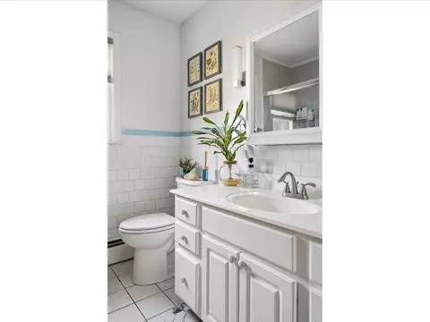 Bath - 21 North Dr, Westerly, RI 02891 photo 1 of 2