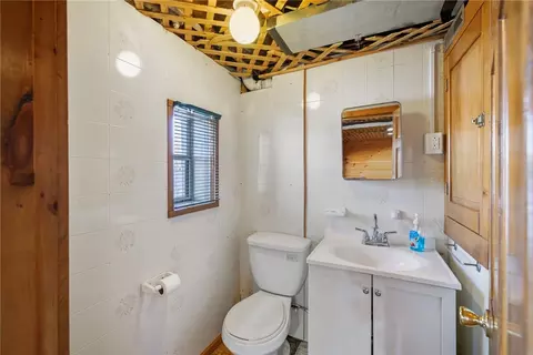 Bath - 446 Lake Washington Dr, Glocester, RI 02814 photo 2 of 2