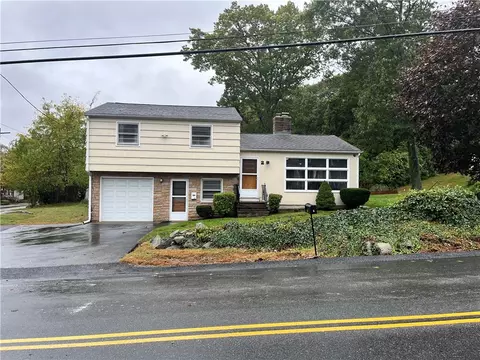 2 Cobble Hill Rd, Lincoln, RI 02865