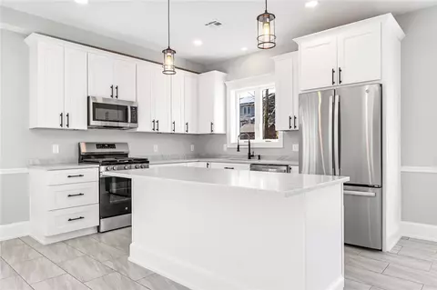 60 Daytona Ave, Narragansett, RI 02882