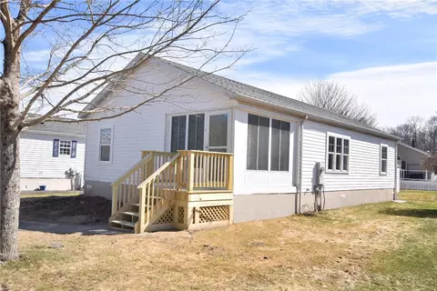 15 Bluebird St, Tiverton, RI 02878