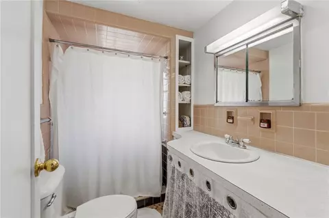 Bath - 68 Packard Ave, Warwick, RI 02886 photo 2 of 4