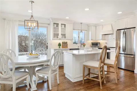 6 Jenkins St, Bristol, RI 02809
