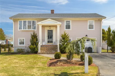 6 Jenkins St, Bristol, RI 02809