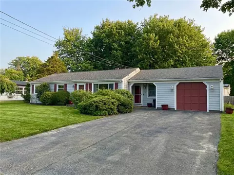 9 Spruce Ave, Middletown, RI 02842